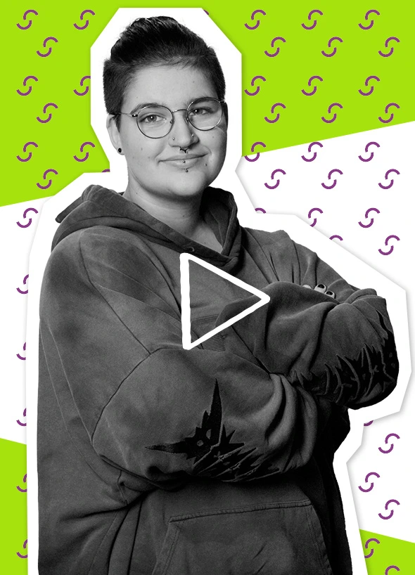 Aiden schaut mit verschr&auml;nken Armen in die Kamera