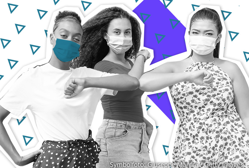 3 Mädchen mit Mund-Nasen-Schutz beim Ellenbogen-Gruß.
