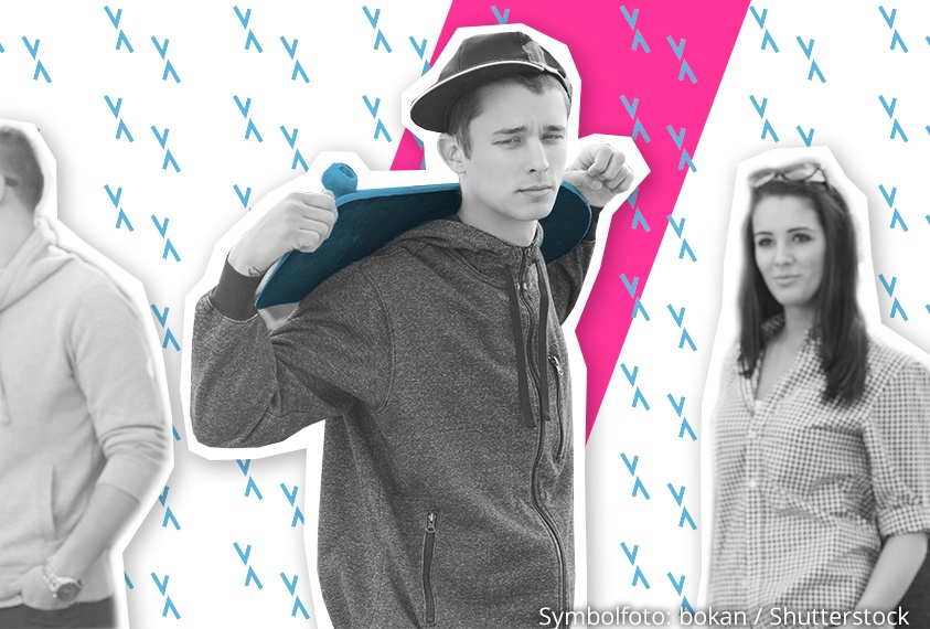Mädchen und Junge, der ein Skateboard trägt.