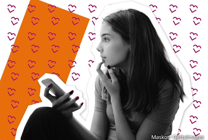 Mädchen mit Smartphone in der Hand