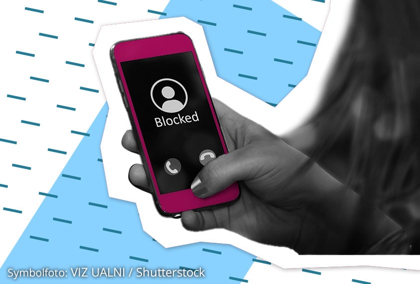 Handy zeigt „Blocked“ – Symbolfoto für Schutz vor Cybermobbing.