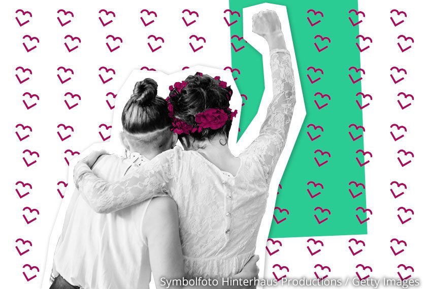 Zwei Frauen in Weiß umarmen sich 