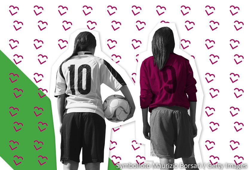 Mädchen beim Fußballspielen 