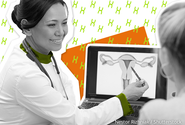 Frauenärztin zeigt einem Mädchen am Laptop die inneren Geschlechtsorgane.    
