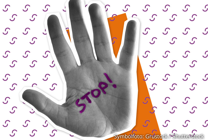 Hand mit Aufschrift "Stop"