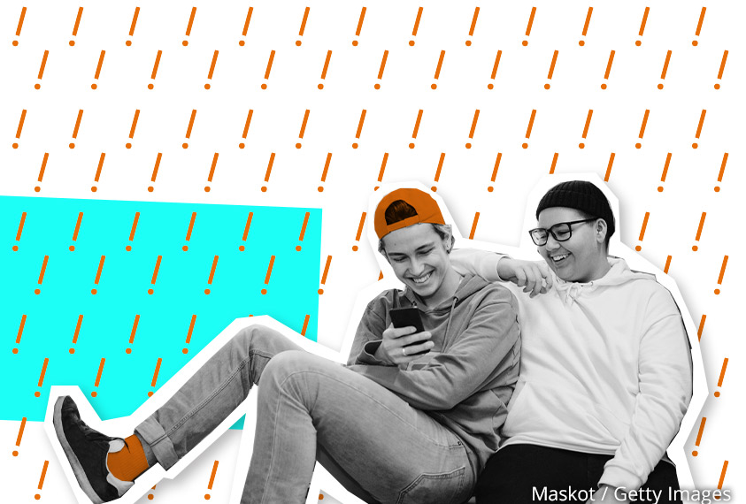 Jungs betrachten lachend ein Smartphone